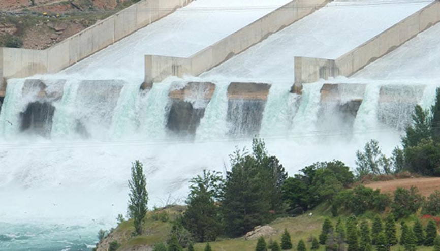 Keban Baraj Gölünün tahliye kapakları 15 yıldır ilk kez açıldı Keban Baraj Gölünün tahliye kapakları 15 yıldır ilk kez açıldı