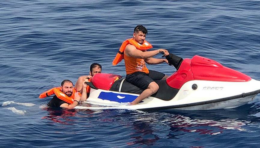 Jet-skiye tutunarak kaçmaya çalıştılar, yakalandılar