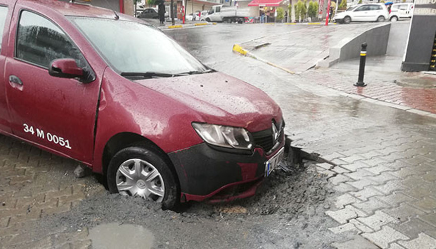Esenyurtta yol çöktü, taksi çukura düştü