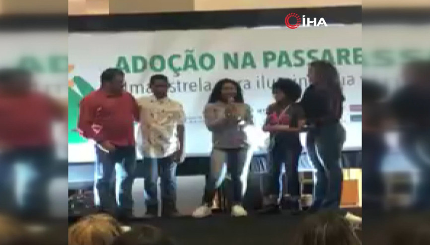 Bir grup kimsesiz çocuk podyumda evlat edinmek isteyen ailelerin önünde yürütüldü