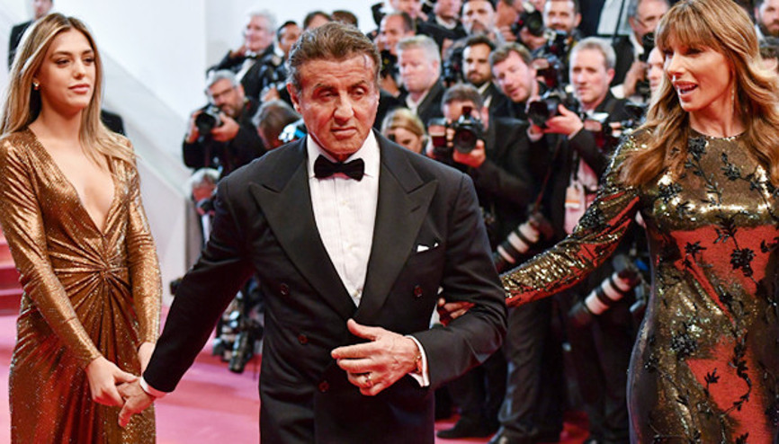 Babasının elini bırakmadı