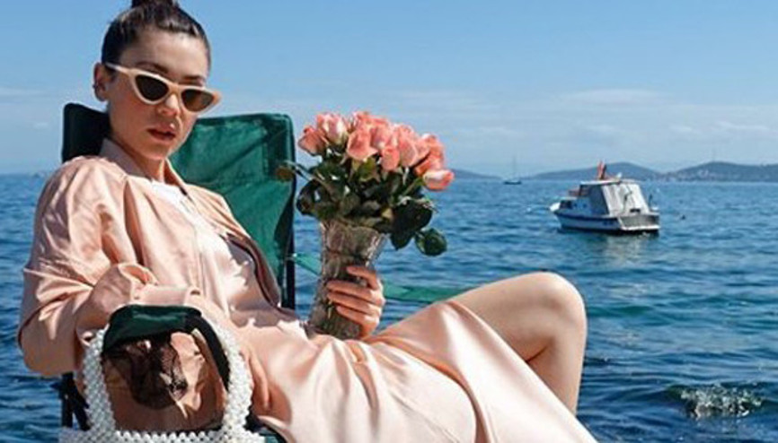 Fulya Zenginer gülleriyle geziyor