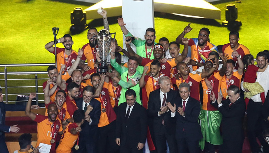 Galatasaray kupasına kavuştu TT Stadında 22. şampiyonluk coşkusu