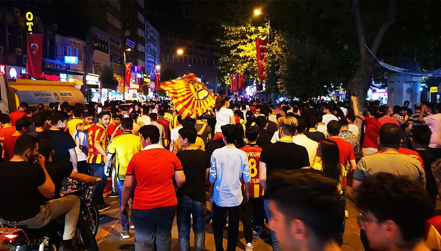 Malatyasporlu taraftarlardan sezon sonu kutlaması