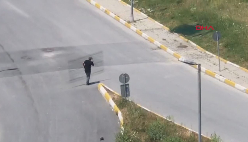 Parkın tel örgülerini çalmaya kalktılar