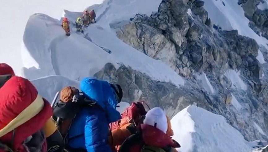 İnsanlar cesetleri çiğneyerek tırmanıyor