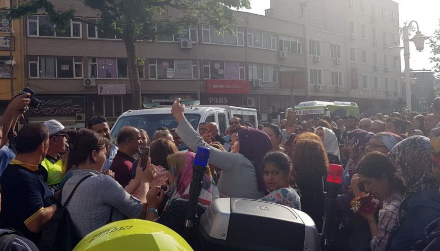 Eşref Kolçakın cenaze aracına selfie engeli