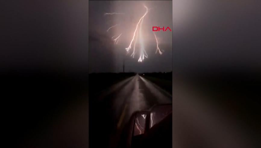 Kansasta düşen yıldırımı görüntüledi