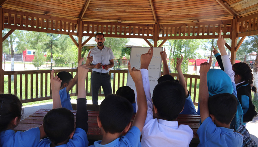 Okulda hayvan ve bitkilere dokunarak öğreniyorlar