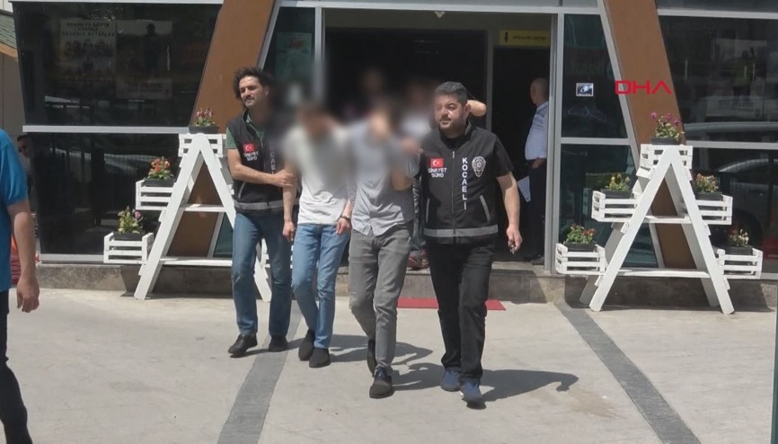 Cinsel ilişki vaadiyle kandırıp cep telefonunu çaldılar Cinsel ilişki vaadiyle kandırıp cep telefonunu çaldılar