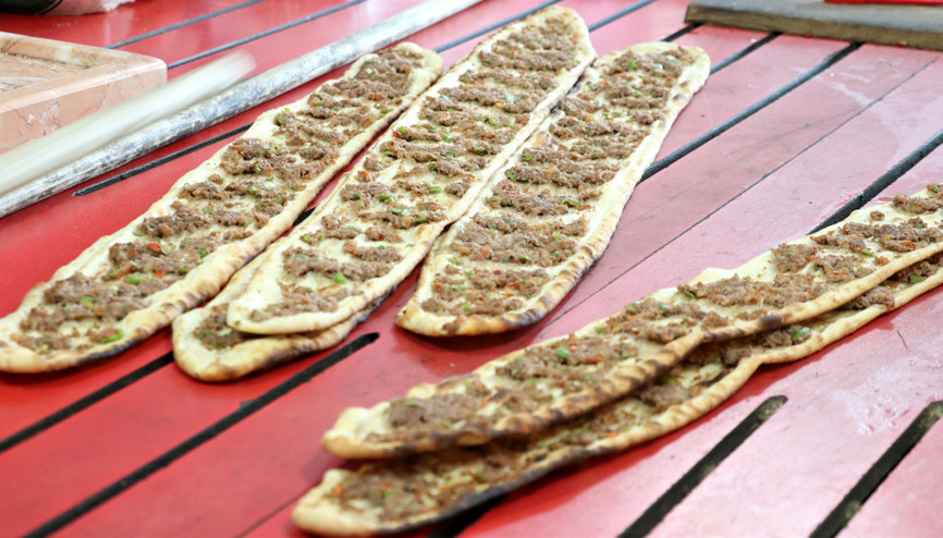 Günde 40 bin adet tüketiliyor İftar öncesi fırınlar doluyor