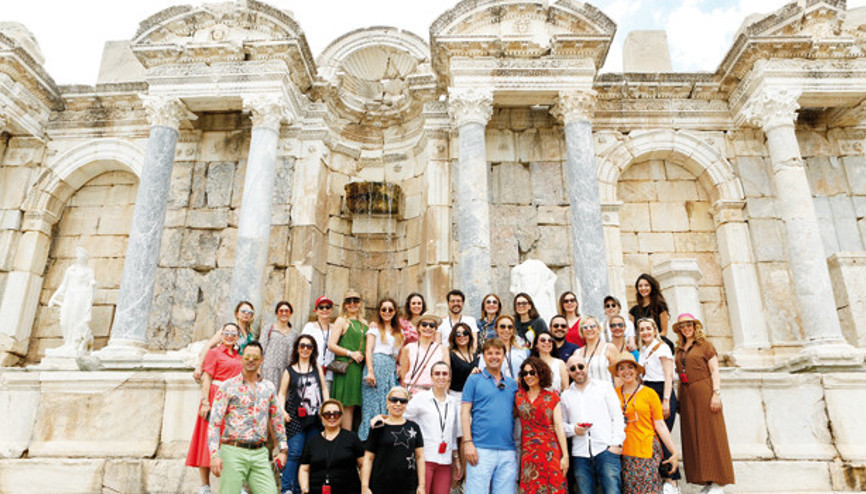 Ünlüler gül hasadında