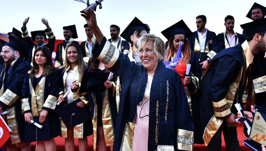 Emekli öğretmen 4 yıllık bölümü 3 yılda bitirdi