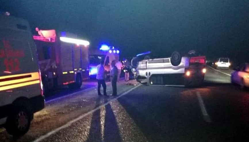 Buldanda minibüsle traktör çarpıştı: 3 yaralı