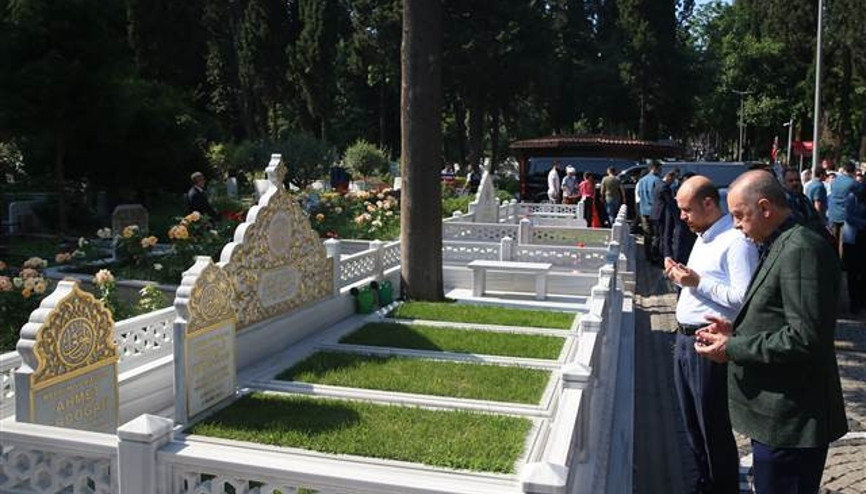 Cumhurbaşkanı Erdoğan anne ve babasının mezarını ziyaret etti Cumhurbaşkanı Erdoğan anne ve babasının mezarını ziyaret etti