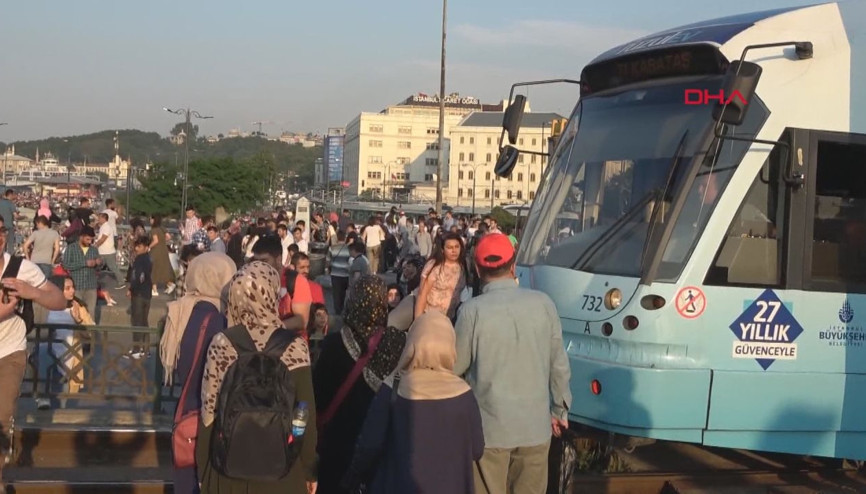 Tramvay yolundan yayaların tehlikeli geçişi