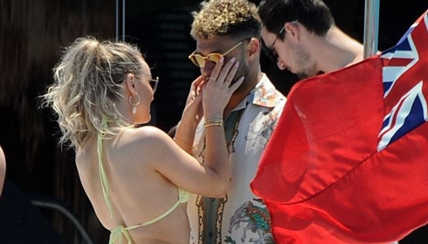 Ünlü futbolcu şarkıcı sevgilisiyle fena yakalandı Perrie Edwards...