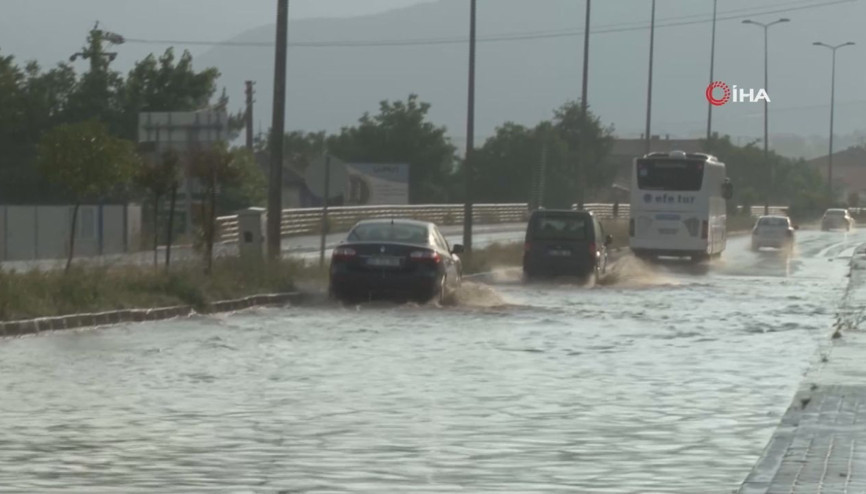 5 dakika etkili olan sağanak ve dolu yolları göle çevirdi