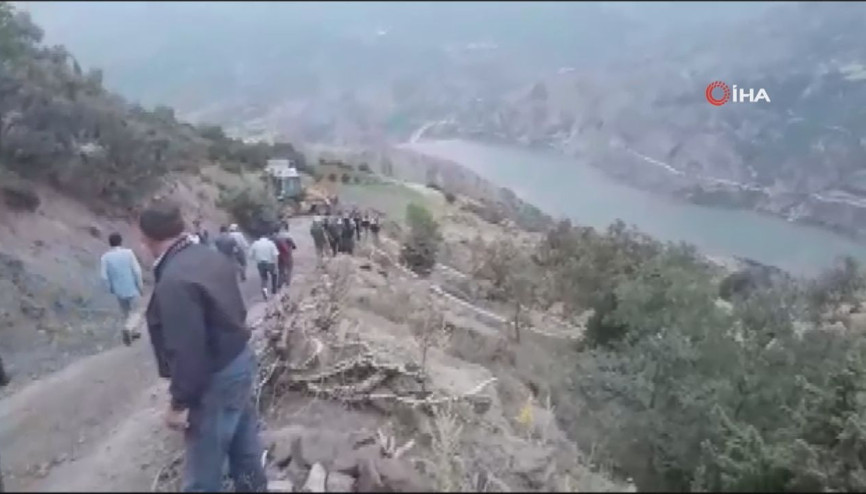 Traktör uçuruma yuvarlandı: 3 ölü, 1 yaralı