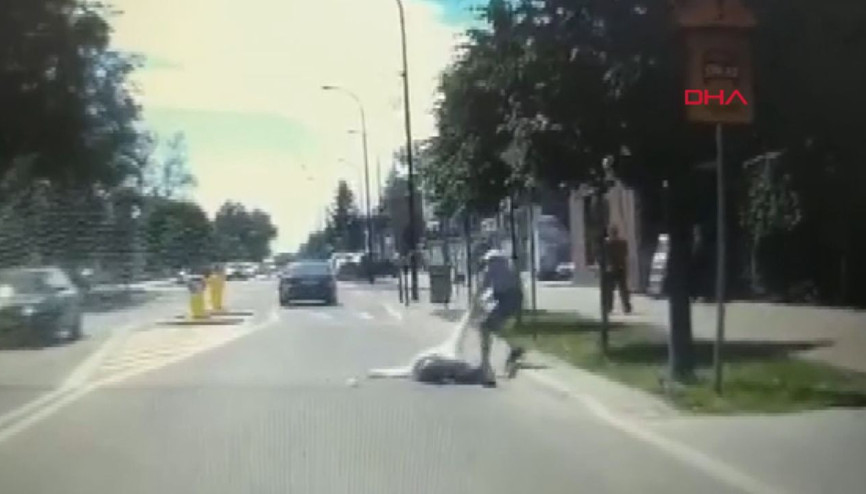 Bayılttığı adamı araba çarpmasın diye kenara çekti