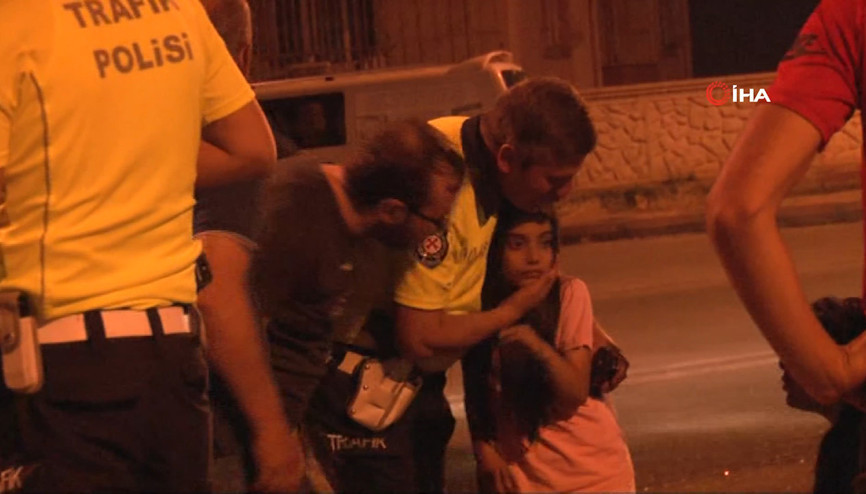 Kaza sonrasında korkan küçük kızı trafik polisi sakinleştirdi