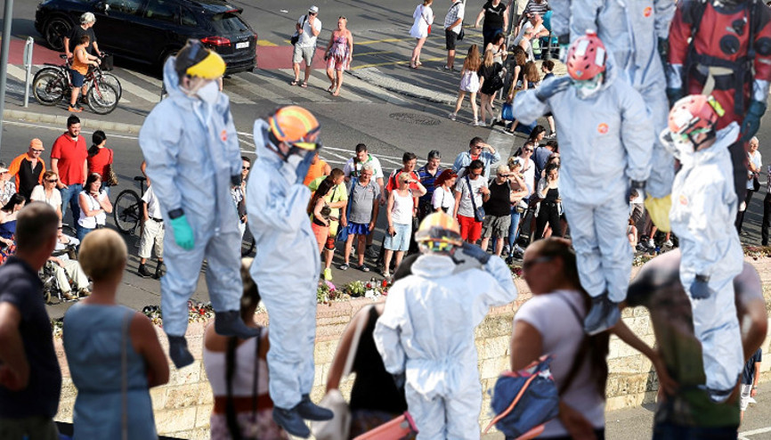 Haberi duyan oraya koştu Herkes saygı duruşunda bulundu