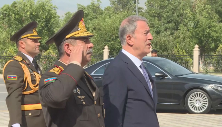 Milli Savunma Bakanı Akar, Azerbaycan Savunma Bakanı Hasanov ile görüştü