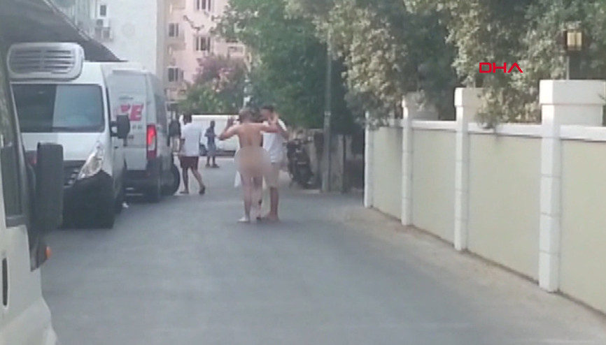 Marmariste çırılçıplak erkek turist şaşkınlık yarattı