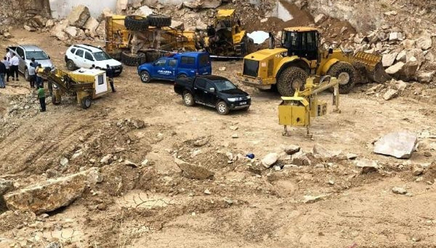 İş makinesiyle 30 metreden düşen operatör öldü İş makinesiyle 30 metreden düşen operatör öldü