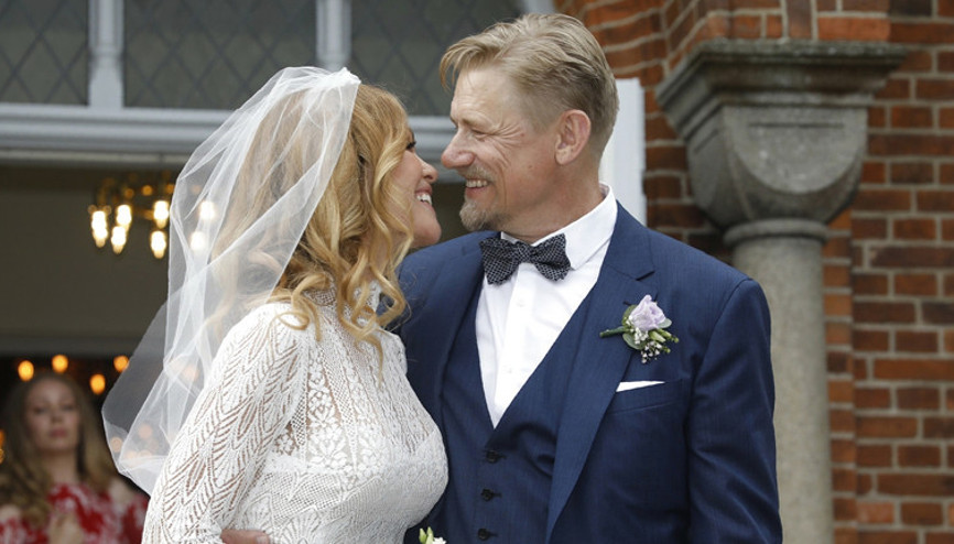 Peter Schmeichel, eski Playboy güzeli ile evlendi