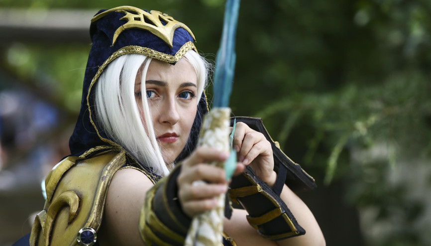 Cosplayerlar kostümleriyle fuara renk kattı