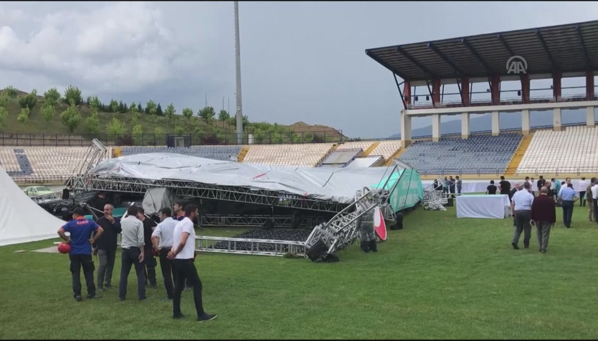 Fırtınadan dolayı mezuniyet töreni için kurulan sahne çöktü