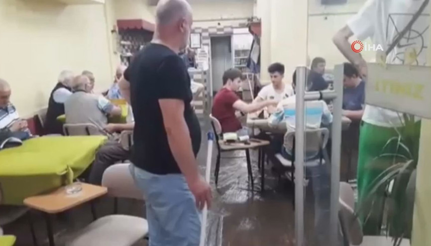 Kıraathaneyi sel bastı, oyuna devam ettiler