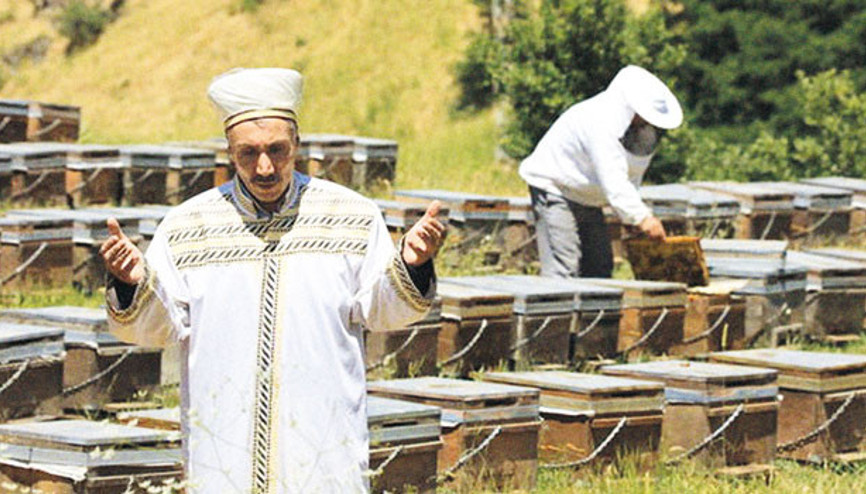 Açtık ellerimizi, bal duasına çıktık Açtık ellerimizi, bal duasına çıktık