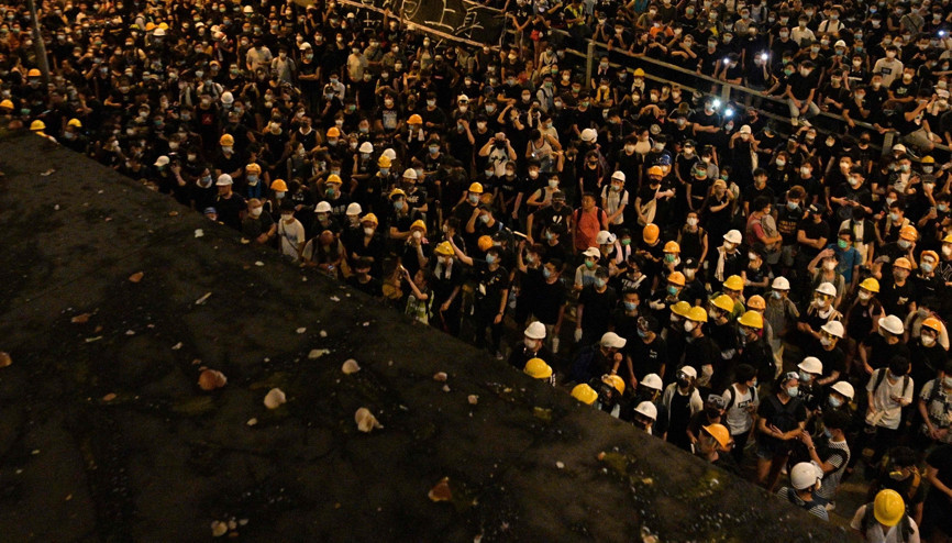 Hong Kongda göstericiler kamu binaları önünden çekildi