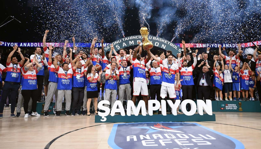 Anadolu Efes 10 yıl sonra şampiyon oldu