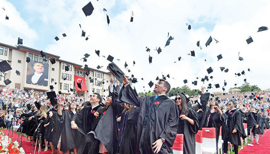 Vakıf üniversitesi öğrencileri diplomalarını aldı