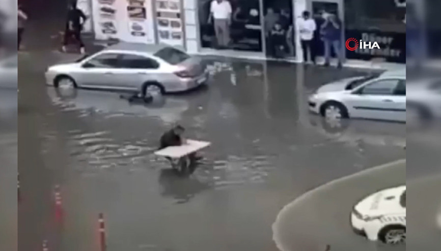 Göle dönen yolun ortasında çorba keyfi