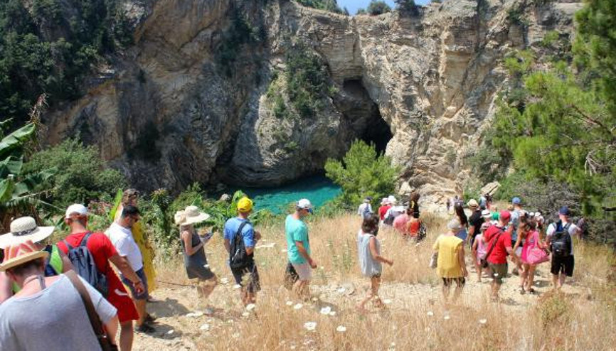 Antik kentte tarihe doyup, Kral Koyunda yorgunluk atıyorlar