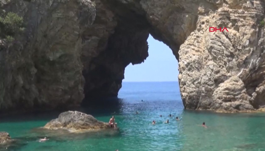 Antik kentte tarihe doyup, Kral Koyunda yorgunluk atıyorlar