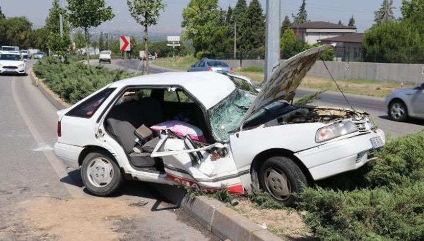 Otomobil, aydınlatma direğine çarptı: 2si çocuk 5 yaralı Otomobil, aydınlatma direğine çarptı: 2si çocuk 5 yaralı