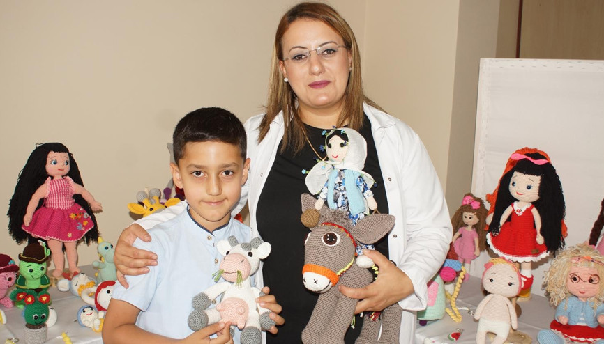 Çocuğu için ördü mesleği oldu