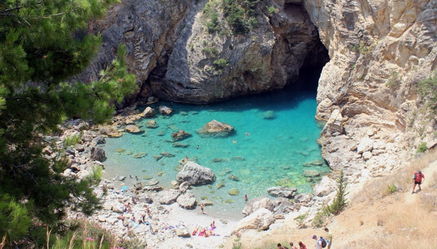 Antik kentte tarihe doyup, Kral Koyunda yorgunluk atıyorlar