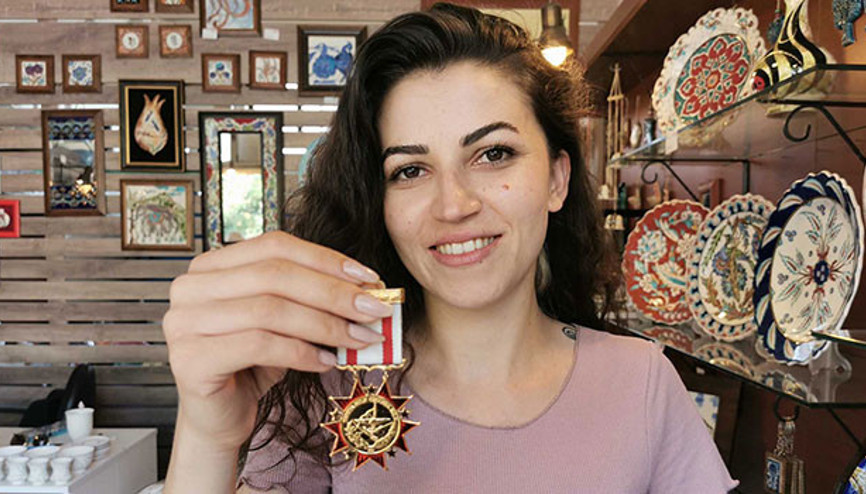 İş yerinin önünde buldu Sahibini arıyor