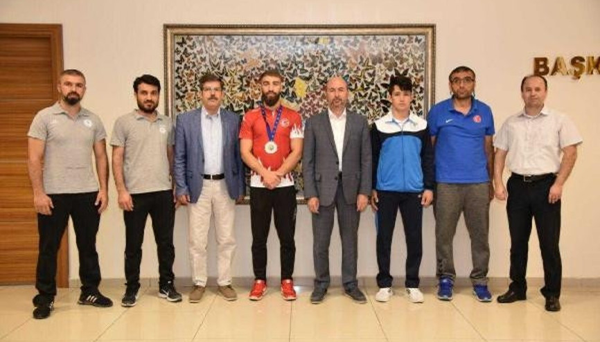 Milli sporculardan Başkan Pekyatırmacıya ziyaret