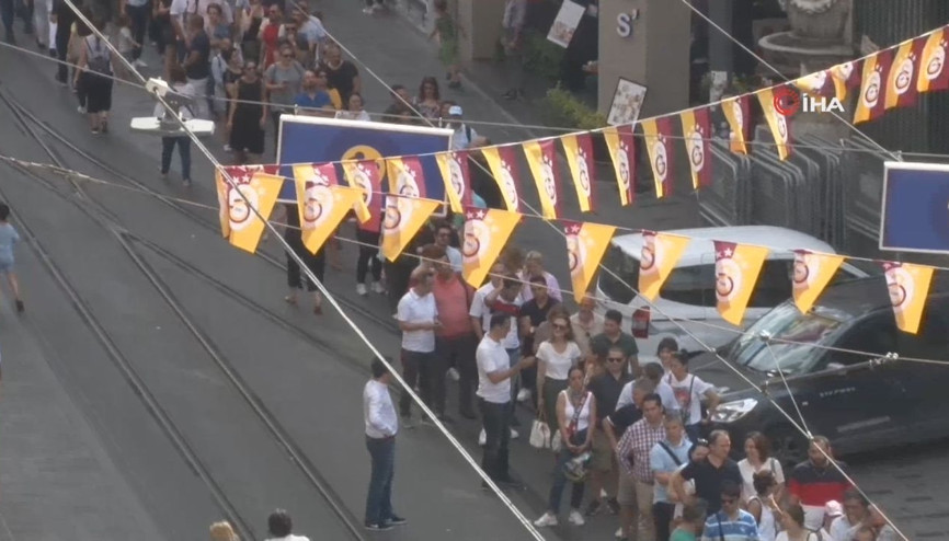 İstiklal Caddesi’nde “istikbal” kuyruğu