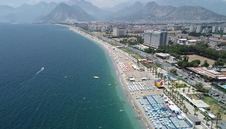 Antalyada turistler sahilleri doldurdu