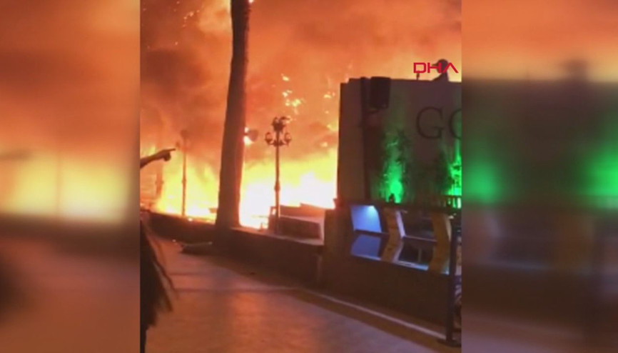 Mühürlenecek iş yerindeki masa ve sandalyeleri ateşe verdiler