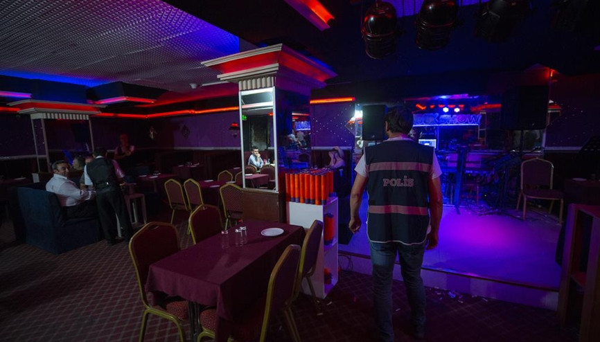 Dolaptaki gizli bölmede yakalandılar