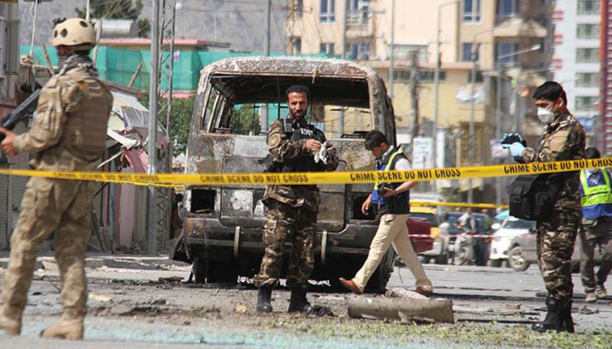 Afganistanda Taliban bombalı araçlarla saldırdı